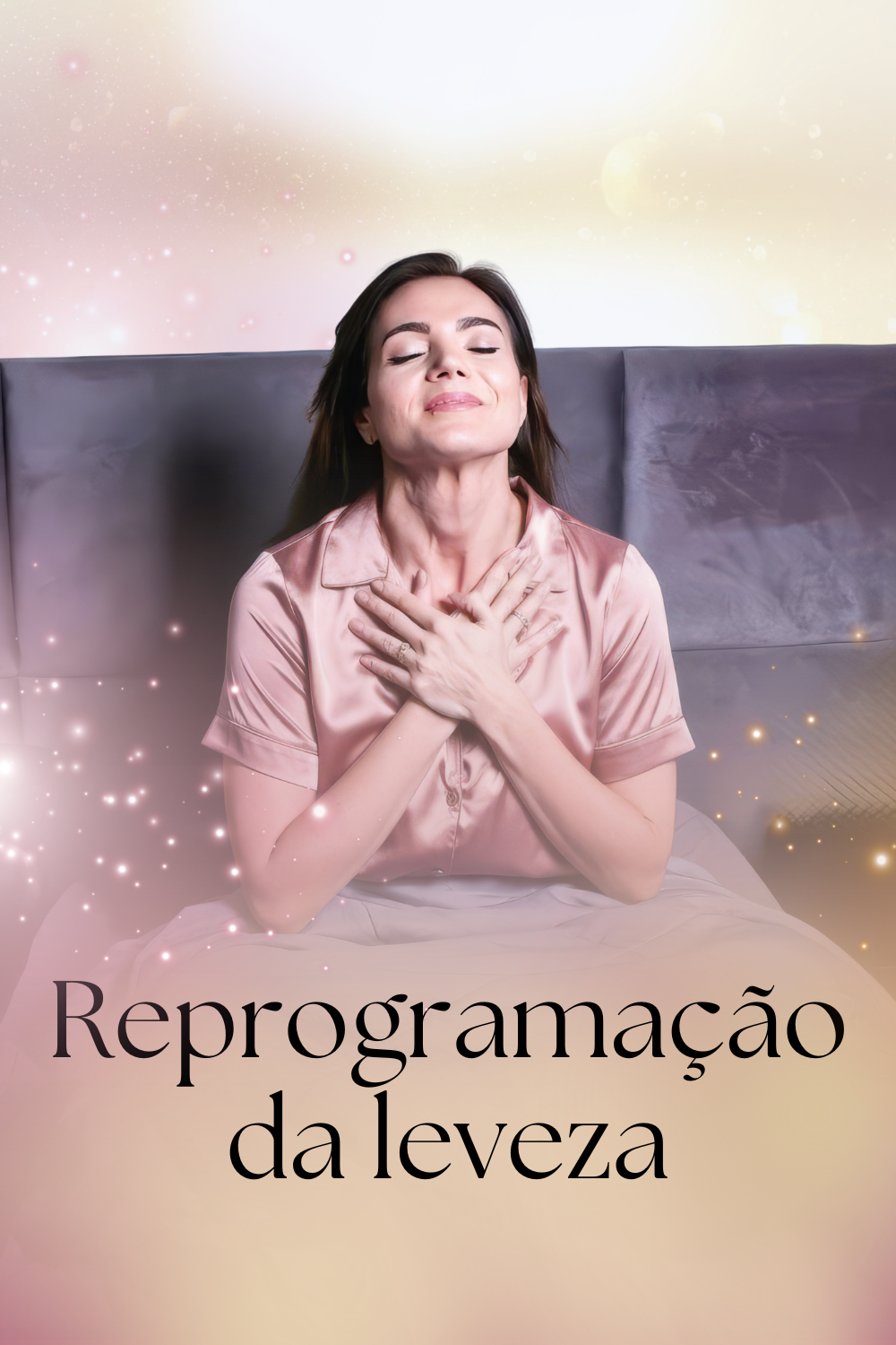 Loris com os olhos fechados e as mãos sobre o peito